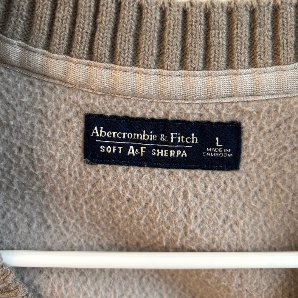 Abercrombie and Fitch Pull Over Sherpa - Picture 3 of 3